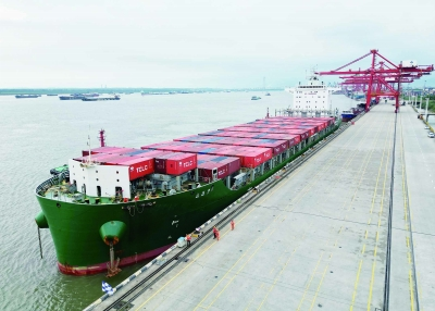 南京港乐成靠泊最大内贸集装箱船 "江远集2"轮，为客户带来全新物流体验