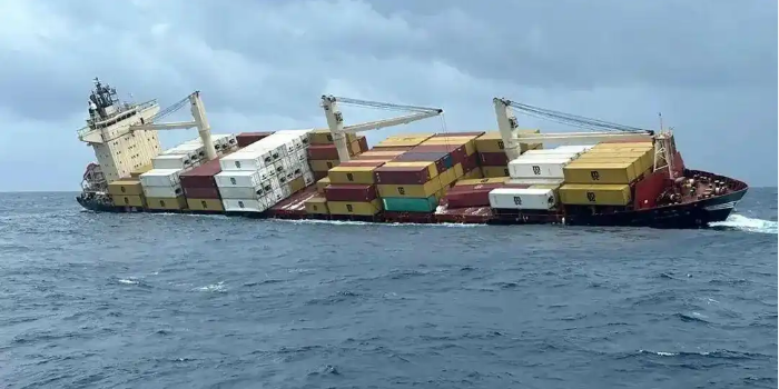 集装箱船遇险淹没，数百个集装箱坠海