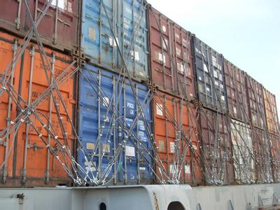 22层楼高的海运集装箱船风波中屹立不倒是什么缘故原由？